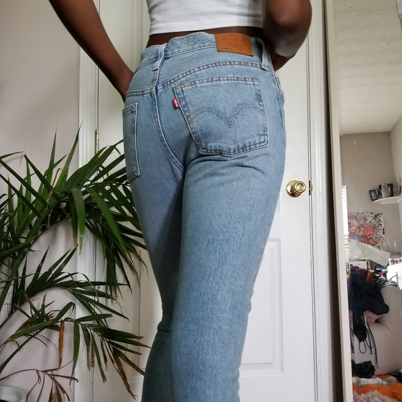 light washed Levi ripped jeans - Picture 2 of 4